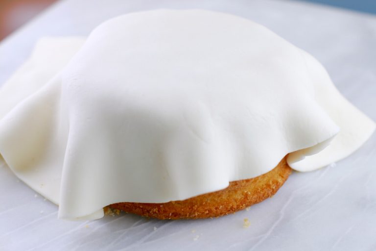 Points to remember Set up your cake by stacking your layers and loading up with jam and buttercream icing, at that point place on a cake turntable. Measure over the top and sides of the cake utilizing a bit of string. This will go about as a guide for when you turn the icing out later. Spread the cake liberally with buttercream icing by heaping it on the cake and facilitating it over the top and sides. Make certain to fill all the holes while smoothing it down the sides. Make smooth edges and sharp corners by turning the cake on the turntable and all the while utilizing a palette blade to smooth the buttercream on the sides and top, scratching off any overabundance as you go. Leave it in the refrigerator to firm for 30 mins. Ensure your work surface is spotless and liberated from any pieces. Residue generously with cornflour or icing sugar. Ply fondant icing for a few minutes to relax, or pop it in the microwave for 10 seconds. Flip the smooth side to the top, at that point turn it out to fit the cake, utilizing the string for direction. Lift the icing utilizing a moving pin or your hands; wrap it over the highest point of the cake. Smooth the fondant utilizing cake smoothers, pushing out any air pockets and wrinkles, beginning the top at that point working down the sides. Utilize a little blade to remove the overabundance icing – don't slice excessively near the cake. Spare the offcuts for enrichment. Clean utilizing two smoothers together for an ideal completion.